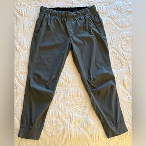 Eddie Bauer women’s athletic cuffed pants in gray, size 14